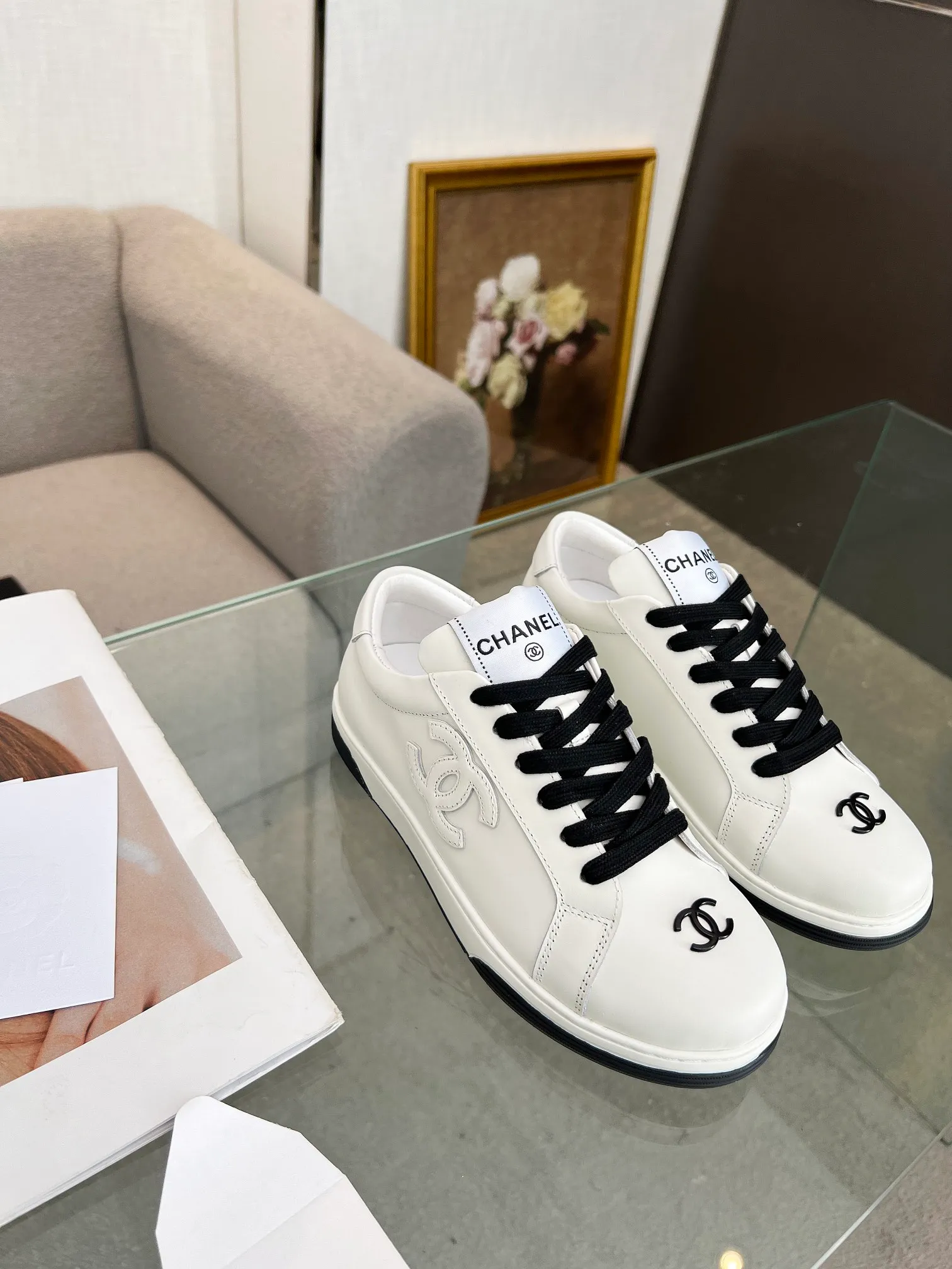 👟👟Ex-factory price 520👟👟Chanel Chanel 24SF latest model full leather panda color white shoes casual sports shoes skateboard shoes original purchase and development production Xiaoxiang C Home Another super popular item in the counter, loved by Internet celebrity bloggers and sisters, and various praises on social platforms. It is very popular, has a high texture, is breathable and super spring and summer. Seeing this issue always arouses the inner desire of girls for fashion. The latest suede material, classic black and white color, full of fashionable feeling on the feet, easy to care for. Fabric: Original customized imported cowhide material. Lining: Customized soft sheepskin lining. Sole: Original molded TPU non-slip outsole. Bottom thickness: 2.5CM. Size: Women's size 35-40 (custom-made sizes 40 are non-refundable)